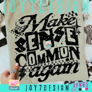 以下が含まれることがあります： 「Make Sense Common Again」というフレーズが大きくかすれた黒い文字でプリントされたベージュのTシャツ。デザインには、チェッカーフラッグの要素と星のアクセントが含まれています。Tシャツはクルーネックで半袖です。