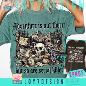 Könnte beinhalten: Ein blaugrünes T-Shirt mit einem schwarz-weißen Grafikdruck von Wald, Bergen, einem Totenkopf, Pilzen und einer Karte. Der Text lautet Adventure is out there! but so are serial killers. Weitere Aufschriften sind Warning Corrosive Toxic und Forgotten Gear Bad Sign.
