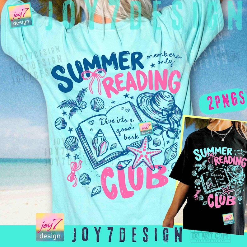 Peut inclure: T-shirt bleu clair avec un motif graphique. Le motif comprend les mots "Summer Reading Club", un livre, des coquillages, une &eacute;toile de mer et un chapeau de soleil. Le texte "Dive into a good book" est &eacute;galement pr&eacute;sent.