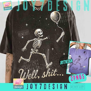 Pode incluir: Uma t-shirt cinzento-carvão escuro com um gráfico de um esqueleto branco a correr num espaço estrelado enquanto segura um balão. O texto "Well, shit..." está impresso numa fonte cursiva dourada por baixo da figura do esqueleto.