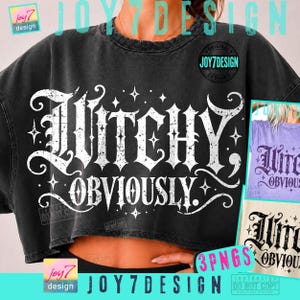 Może przedstawiać: Czarny krótki t-shirt z białym, postarzanym napisem Witchy Obviously. Wzór zawiera małe akcenty w kształcie gwiazdek i ozdobne zawijasy. Koszulka ma okrągły dekolt, krótkie rękawy i widoczne surowe wykończenie dolnej krawędzi.