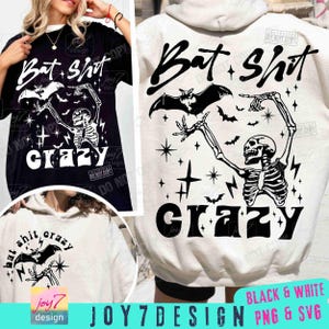 Puede incluir: Camiseta negra y sudadera con capucha blanca con un diseño de esqueleto. El diseño incluye un murciélago, estrellas y las palabras "Bat Shit Crazy" en una fuente estilizada. El diseño es en blanco y negro.
