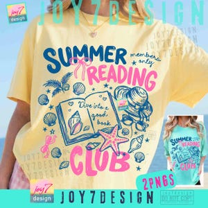 Peut inclure: T-shirt jaune avec un motif graphique avec les mots "SUMMER READING CLUB" en bleu et rose. Le motif comprend des coquillages, une &eacute;toile de mer et un livre avec le texte "Dive into a good book."