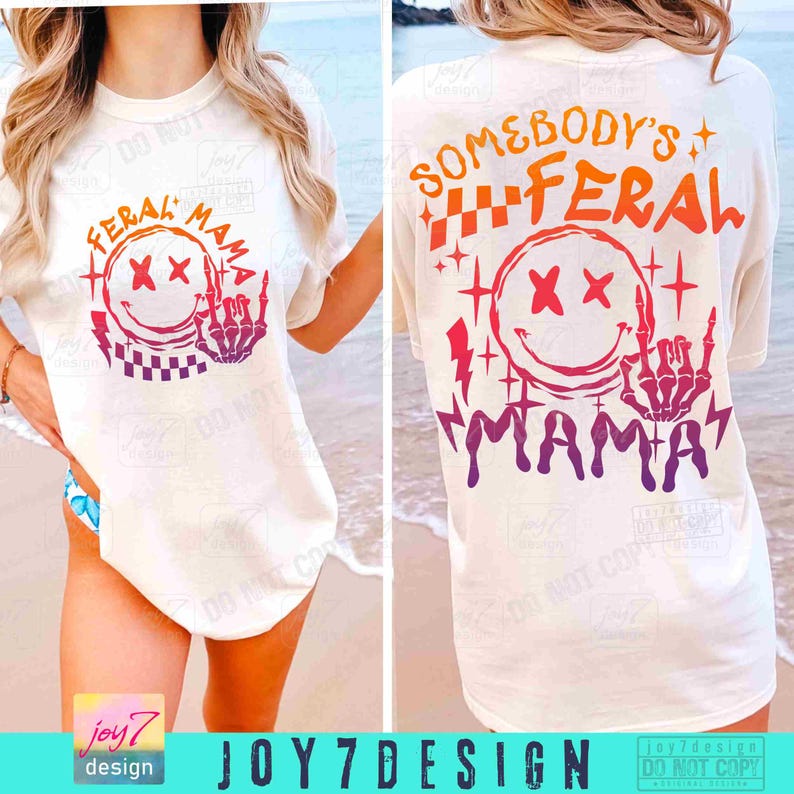K&ouml;nnte beinhalten: Ein wei&szlig;es T-Shirt mit einem bunten Grafikdesign, das ein Smiley-Gesicht mit gekreuzten Augen und eine Skeletthand zeigt, die den Mittelfinger zeigt. Der Text "Feral Mama" steht &uuml;ber dem Smiley-Gesicht und der Text "Somebody's Feral Mama" steht unter dem Smiley-Gesicht.