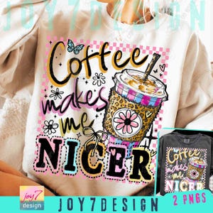 Puede incluir: Sudadera crema con un gráfico que dice "Coffee makes me NICER". El diseño incluye una taza de café con una manga con estampado de leopardo, flores y una mariposa. El diseño es en negro, rosa, amarillo y azul.