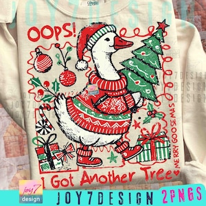 Könnte beinhalten: Ein cremefarbenes Sweatshirt mit einem skurrilen Weihnachtsdesign. Es zeigt eine Gans mit Weihnachtsmütze und Pullover, die einen Weihnachtsbaum trägt. Der Text lautet "OOPS! I Got Another Tree" und "Merry Goosemas."