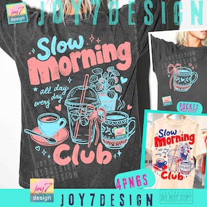 以下が含まれることがあります： ピンクと青で「Slow Morning Club」の文字が描かれたグラフィックデザインのダークグレーのTシャツ。デザインには、コーヒーカップ、テイクアウトドリンク、鉢植えの植物のイラストが含まれています。「all day every day」の文字も含まれています。
