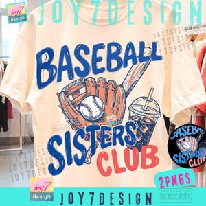 Op de afbeelding: Crèmekleurig T-shirt met een honkbalthema. Het ontwerp bevat een honkbal, handschoen, knuppel en een drankje, met de woorden "BASEBALL SISTERS CLUB" in blauw en rood. Klein logo rechtsonder.