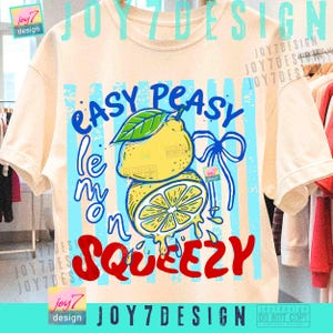 Peut inclure: T-shirt cr&egrave;me avec un motif de citron et le texte "Easy Peasy Lemon Squeezy". Le design pr&eacute;sente un citron entier et un citron tranch&eacute; avec des rayures bleues. Le t-shirt a des manches courtes.
