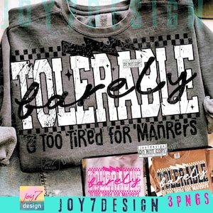 Può includere: Una felpa grigia Comfort Colors con le parole "Tolerable Barely" in un carattere bianco invecchiato. Sotto, il testo recita "Too Tired for 'ManRers". Il design include un motivo a scacchiera in bianco e nero.
