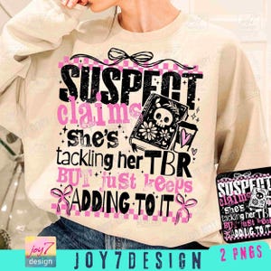 Sospechoso afirma TBR Divertido amante de los libros PNG Sarcasmo sarcástico Cita divertida de lectura Moda libresca Descarada Femenina Retro Damas Libro Camiseta Png ORIGINAL