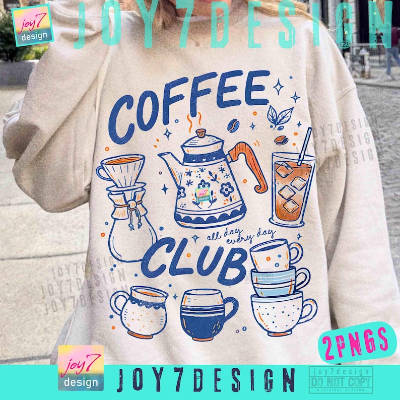 Puede incluir: Sudadera de color crema con un gr&aacute;fico azul y naranja con tem&aacute;tica de caf&eacute;. El dise&ntilde;o incluye una cafetera, tazas y las palabras "COFFEE CLUB" y "all day every day". El gr&aacute;fico es una ilustraci&oacute;n caprichosa.