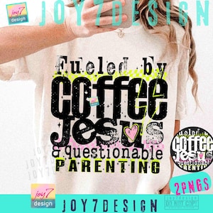 Puede incluir: Camiseta blanca con el texto "Fueled by Coffee, Jesus & Questionable Parenting" en negro, verde neón y rosa. El diseño incluye un corazón. La camiseta también tiene el logo "joy7 design".