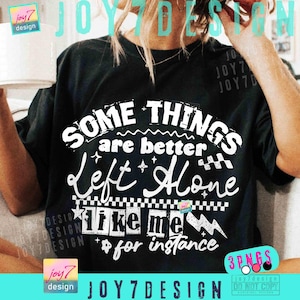 Puede incluir: Camiseta negra con texto blanco: "SOME THINGS are better Left Alone, like me for instance." El diseño incluye estrellas y un patrón de tablero de ajedrez. Prenda de vestir informal.