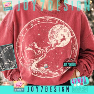 Puede incluir: Una sudadera roja de cuello redondo con un gran estampado gráfico circular en color blanco roto que muestra a Santa Claus en un trineo tirado por renos volando frente a una luna llena. El diseño incluye estrellas y bordes decorativos. Texto JOY7DESIGN.