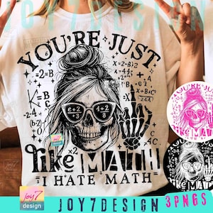 Peut inclure: T-shirt blanc avec un motif noir d'un crâne portant des lunettes, avec le texte "You're Just Like Math, I Hate Math." Le motif comprend des équations mathématiques et une main de squelette. Le t-shirt a également le logo "joy7 design".
