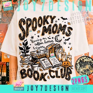 Op de afbeelding: Crèmekleurig T-shirt met een zwart en oranje afbeelding. Het ontwerp toont de woorden "Spooky Moms Book Club" met illustraties van boeken, kaarsen, een pompoen en vleermuizen. De tekst "Running on coffee, horror & chapters" is ook aanwezig.