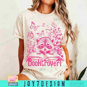Booktrovert Mapache Divertido PNG Mapache Apasionado de los Libros Linda Flor Amante de los Libros PNG Camiseta de Lectores PNG Libro Divertido PNG Leer Libros Retro Booktok ORIGINAL imagen 5