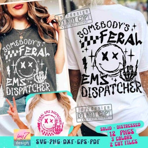 Puede incluir: Una camiseta blanca con un diseño gráfico negro que dice "Somebody's Feral EMS Dispatcher" con una cara sonriente y una mano de esqueleto haciendo el dedo medio. El diseño está desgastado y tiene un patrón a cuadros. La camiseta está siendo modelada por una persona.