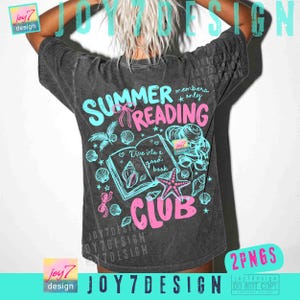 Peut inclure: T-shirt gris fonc&eacute; avec un motif graphique. Le motif pr&eacute;sente les mots "Summer Reading Club" en bleu et rose, ainsi que des illustrations de coquillages, d'une &eacute;toile de mer et d'un livre ouvert avec le texte "Dive into a good book."
