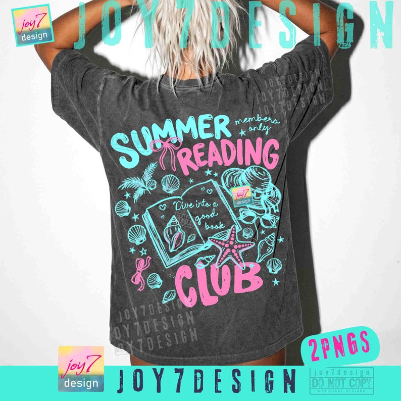 Peut inclure: T-shirt gris fonc&eacute; avec un motif graphique. Le motif pr&eacute;sente les mots "Summer Reading Club" en bleu et rose, ainsi que des illustrations de coquillages, d'une &eacute;toile de mer et d'un livre ouvert avec le texte "Dive into a good book."