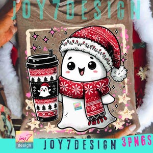 Op de afbeelding: Een bruin t-shirt met een cartoongeest met een rood-witte wintermuts en sjaal, met een koffiekopje. De beker en de geest zijn versierd met vakantiepatronen en een pinguïn. Het shirt heeft de tekst "JOY7DESIGN 3PNGS".