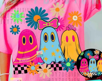 Può includere: Maglietta rosa con tre fantasmi dei cartoni animati rosa, blu e gialli, decorati con fiori e fiocchi. Il testo "JOY7DESIGN 2PNGS" è in basso. Il design include un motivo a scacchi in bianco e nero.