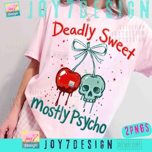Op de afbeelding: Lichtroze t-shirt met de woorden "Deadly Sweet" in rode letters boven een kersontwerp. Eén kers is rood, de andere is een schedel. De woorden "Mostly Psycho" staan eronder.