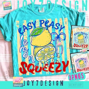 Peut inclure: Un t-shirt bleu clair avec un motif de citron et le texte "Easy Peasy Lemon Squeezy". Le motif comprend un citron jaune avec une feuille verte et un n&oelig;ud bleu. L'image montre &eacute;galement trois versions plus petites du motif.