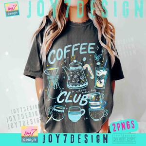 Puede incluir: Camiseta gris oscuro con un gr&aacute;fico "COFFEE CLUB" en azul claro. El dise&ntilde;o presenta una cafetera, tazas de caf&eacute; y un vaso de caf&eacute; helado. El texto "all day every day" tambi&eacute;n est&aacute; incluido. La camiseta tiene cuello redondo.