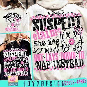 Op de afbeelding: Een roze en zwart grafisch ontwerp met de tekst "SUSPECT claims She has so much to do BUT LAYS DOWN TO NAP INSTEAD".