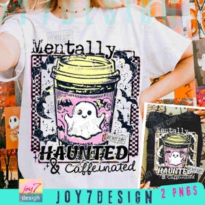 Puede incluir: Camiseta blanca con un diseño gráfico de una taza de café, un fantasma y murciélagos, con el texto "Mentally Haunted & Caffeinated". El diseño utiliza rosa, negro y amarillo, ideal para Halloween.