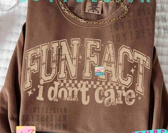 Könnte beinhalten: Ein braunes Sweatshirt mit dem Text "FUN FACT i don't care" in einer verblassten Schriftart im College-Stil. Das Sweatshirt hat einen Rundhalsausschnitt und eine goldene Halskette. Das Design umfasst Sterne und ein Schachbrettmuster.