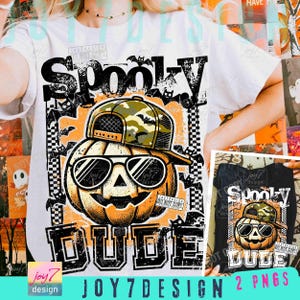 Pode incluir: Camiseta branca com um design temático de Halloween. O design inclui uma abóbora laranja usando óculos de sol e um boné camuflado, com as palavras "Spooky Dude". Morcegos e um padrão xadrez completam o design.