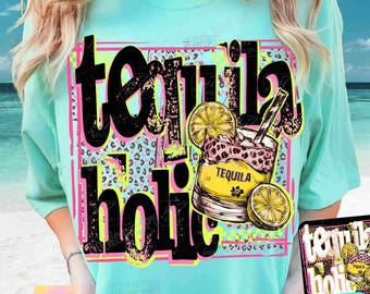 Könnte beinhalten: Helltürkises T-Shirt mit dem schwarzen Schriftzug "tequila holic", umrandet von Pink und Gelb. Das Design zeigt einen Cocktail mit Zitronenscheiben und dem Wort "tequila". Der Hintergrund ist mit Leopardenmuster bedruckt.