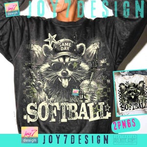 Può includere: Felpa nera con grafica di un procione con occhiali da sole e cappellino da baseball con la scritta "Game Day". Il procione tiene in mano una bevanda e fa il segno della pace. La parola "SOFTBALL" è stampata sotto.