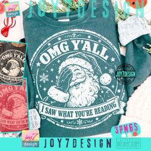 Puede incluir: Una sudadera de cuello redondo en color verde azulado oscuro con un estampado gráfico blanco de Santa Claus cubriéndose los ojos con una mano. El diseño circular incluye el texto OMG Y'ALL y I SAW WHAT YOU'RE READING, rodeado de estrellas.