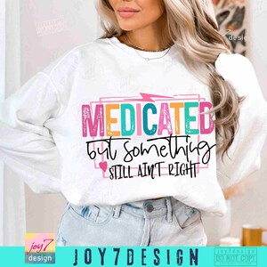 Medicado, mas algo não está certo, sarcástico, png, atrevido, engraçado, png, TDAH, png, ditado engraçado, sarcasmo feminino da moda, png, dtf, original imagem 4