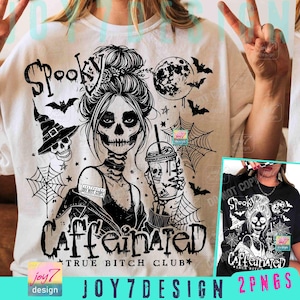 Peut inclure: T-shirt blanc avec un motif noir représentant une femme squelette tenant une boisson sur le thème du crâne. Le texte dit "Spooky Caffeinated True Bitch Club". Comprend des chauves-souris, une toile d'araignée, un crâne avec un chapeau de sorcière et une pleine lune.