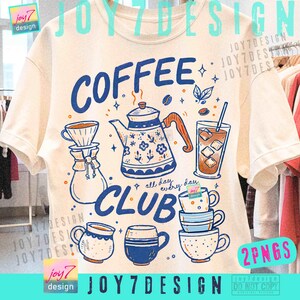 Puede incluir: Camiseta color crema con un dise&ntilde;o azul y blanco con tem&aacute;tica de caf&eacute;. El dise&ntilde;o incluye una cafetera, tazas y las palabras "COFFEE CLUB". Tambi&eacute;n est&aacute; presente el texto "all day, every day".