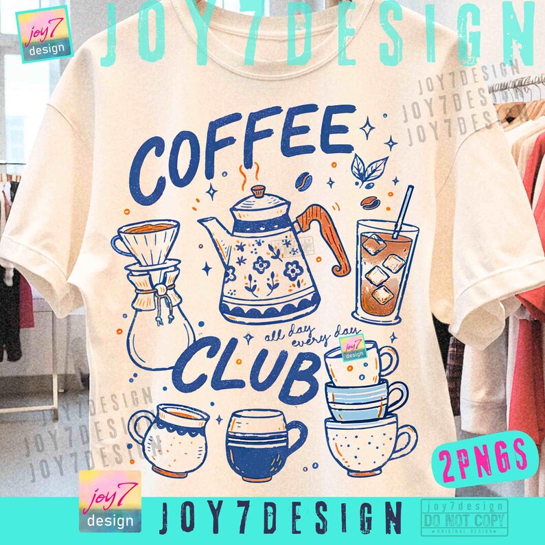 Puede incluir: Camiseta color crema con un dise&ntilde;o azul y blanco con tem&aacute;tica de caf&eacute;. El dise&ntilde;o incluye una cafetera, tazas y las palabras "COFFEE CLUB". Tambi&eacute;n est&aacute; presente el texto "all day, every day".