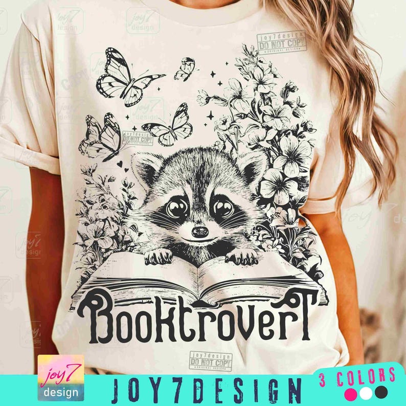 Booktrovert Mapache Divertido PNG Mapache Apasionado de los Libros Linda Flor Amante de los Libros PNG Camiseta de Lectores PNG Libro Divertido PNG Leer Libros Retro Booktok ORIGINAL imagen 1