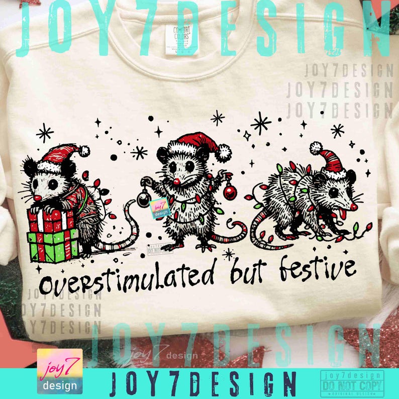 Puede incluir: Sudadera crema con tres zarig&uuml;eyas con gorros de Pap&aacute; Noel y luces navide&ntilde;as. Una zarig&uuml;eya sostiene un regalo. El texto "Overstimulated but festive" est&aacute; debajo. Ropa festiva para las fiestas.