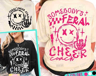 Puede incluir: Un diseño digital que presenta un gráfico de una cara sonriente con ojos cruzados y una mano de esqueleto, con el texto "Somebody's Feral Cheer Coach" en rosa. El diseño está disponible en tres colores: rosa, blanco y negro.