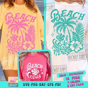Könnte beinhalten: Drei T-Shirts mit Strandmotiven. Eines ist gelb mit einem rosa Design, ein anderes ist cremefarben mit einem türkisfarbenen Design, und das dritte ist rosa mit einem weißen Design. Die Designs enthalten die Worte "Beach Vibes" mit Palmen und Blumen.