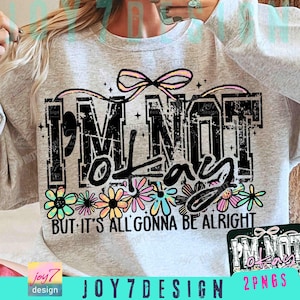 Może przedstawiać: Jasnoszara bluza z napisem "I'M NOT OKAY" w postarzanym czarnym kroju pisma, ozdobiona pastelową kokardą i kwiatowym wzorem. Poniżej znajduje się fraza "BUT IT'S ALL GONNA BE ALRIGHT".