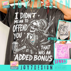 Op de afbeelding: Een antracietgrijs t-shirt met een witte afbeelding van een skelet met een zonnebril en een haaraccessoire, dat een drankje vasthoudt. De tekst luidt: I DIDN'T MEAN TO OFFEND YOU THAT WAS AN ADDED BONUS.