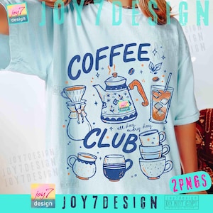 Puede incluir: Camiseta azul claro con un dise&ntilde;o tem&aacute;tico de caf&eacute;. El dise&ntilde;o incluye una cafetera, tazas de caf&eacute;, una cafetera y un vaso de caf&eacute; helado. Las palabras "COFFEE CLUB" se muestran de forma destacada, junto con "all day every day".