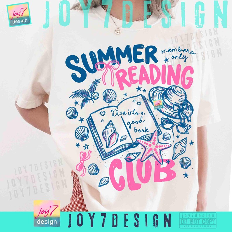 Peut inclure: T-shirt blanc avec un motif graphique &laquo; Summer Reading Club &raquo;. Le motif comprend un livre, des coquillages, une &eacute;toile de mer et un chapeau. Le texte &laquo; Dive into a good book &raquo; est &eacute;galement pr&eacute;sent.