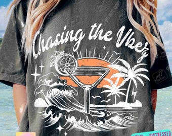 Retro Summer Beach Design SVG PNG - Chasing The Vibez (Digitaler Download)